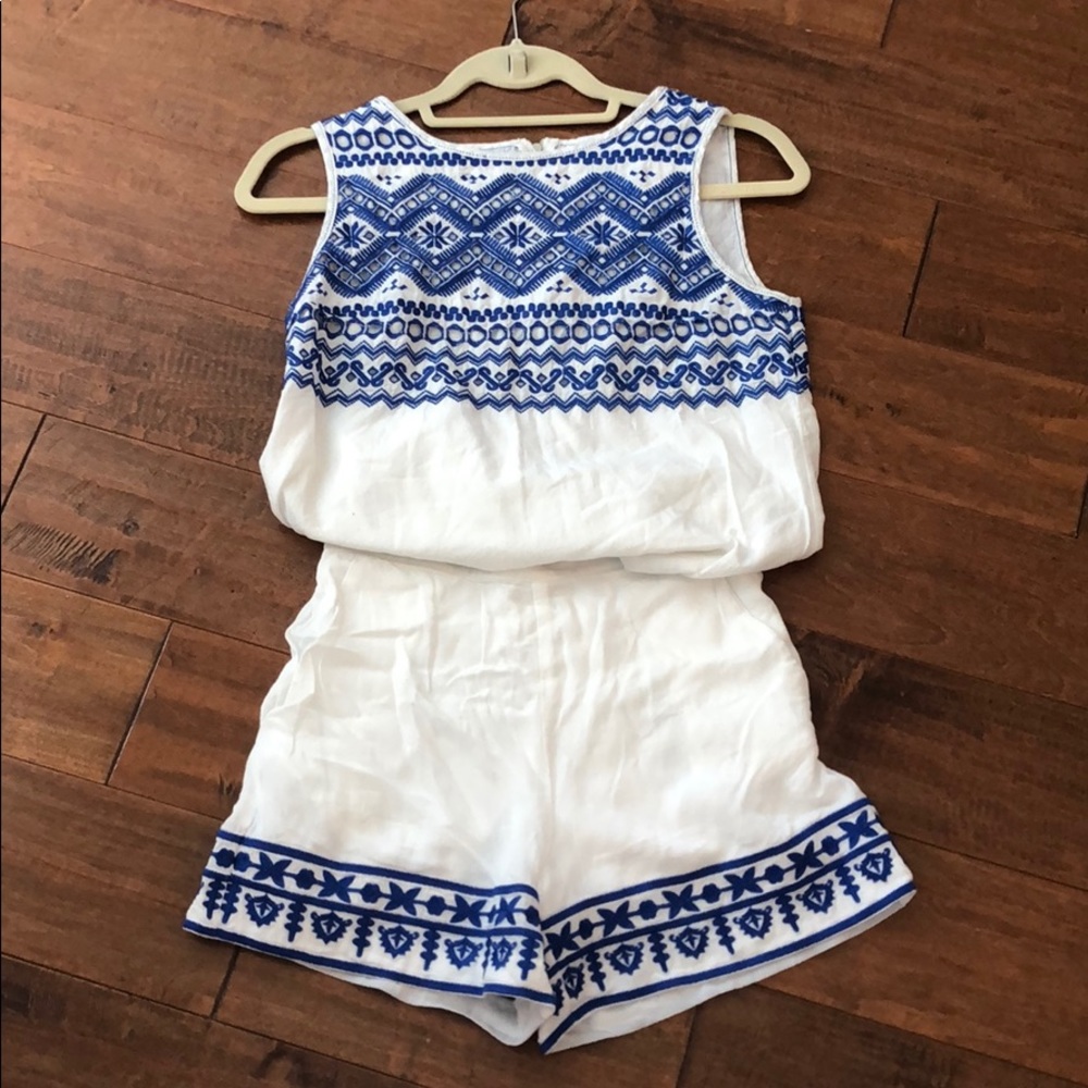 Blue and white set